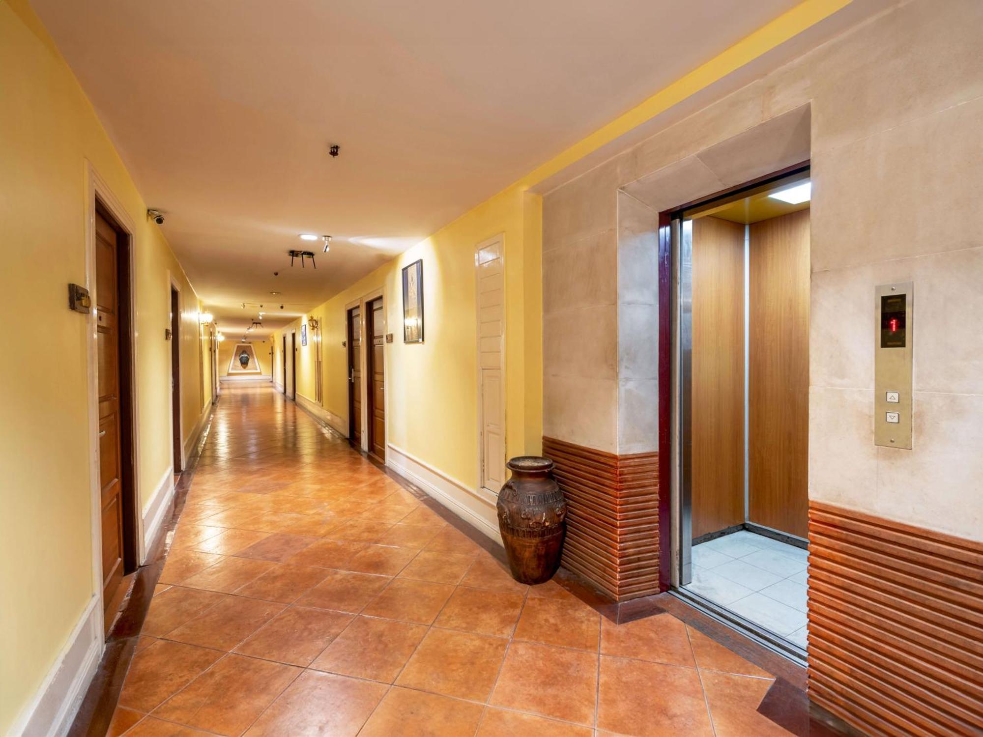 Royal Ivory Sukhumvit Nana Hotel Bangkok Exterior photo