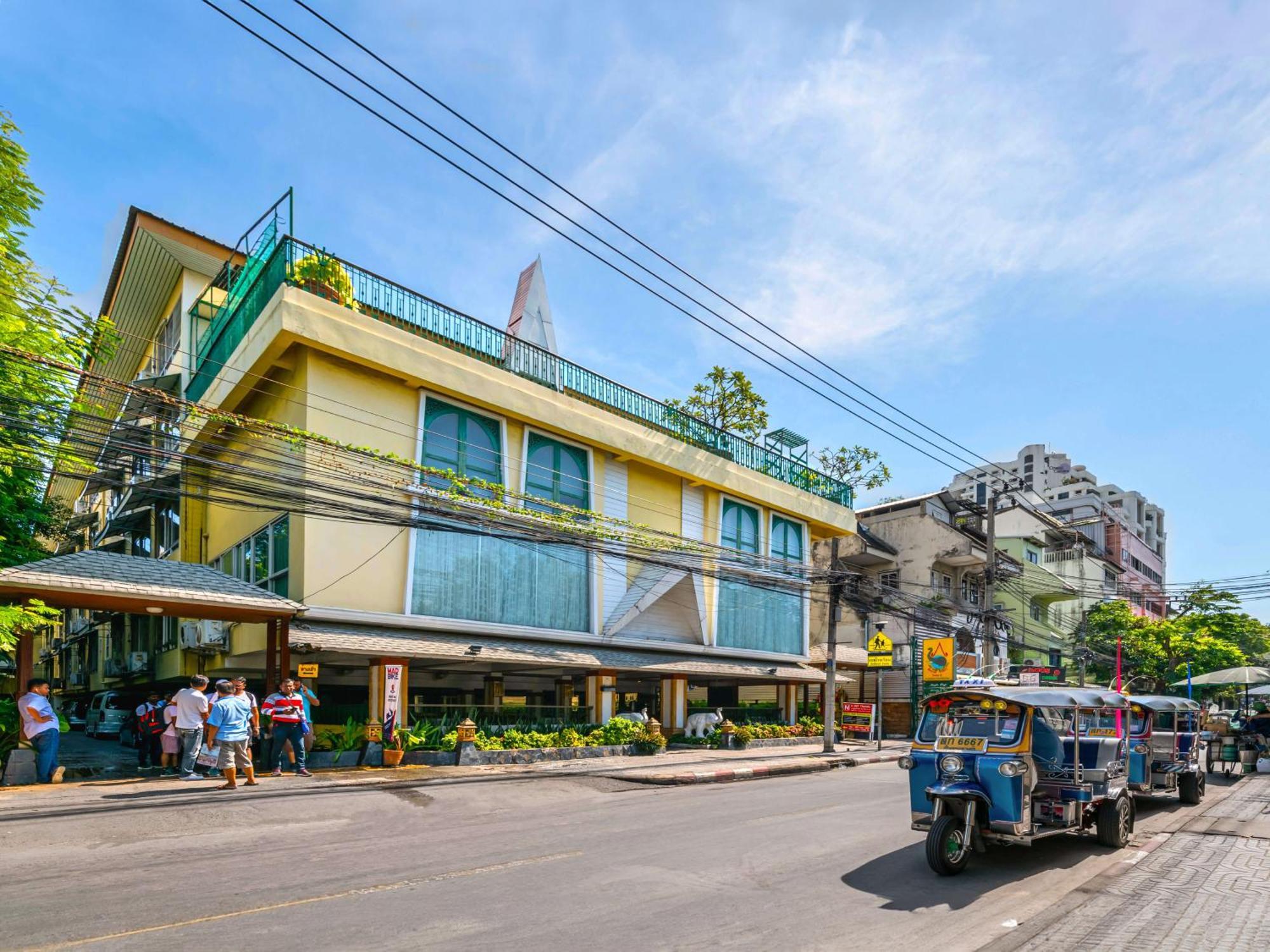 Royal Ivory Sukhumvit Nana Hotel Bangkok Exterior photo
