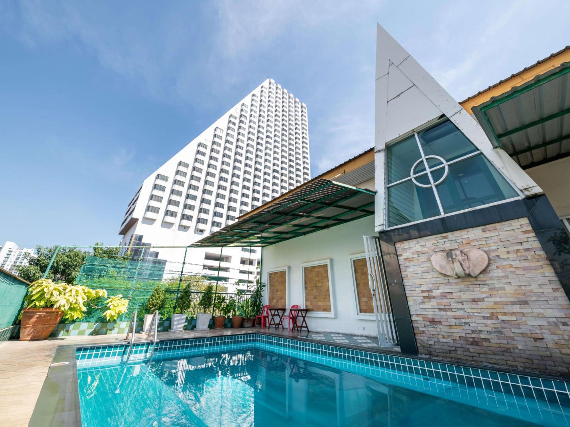 Royal Ivory Sukhumvit Nana Hotel Bangkok Exterior photo
