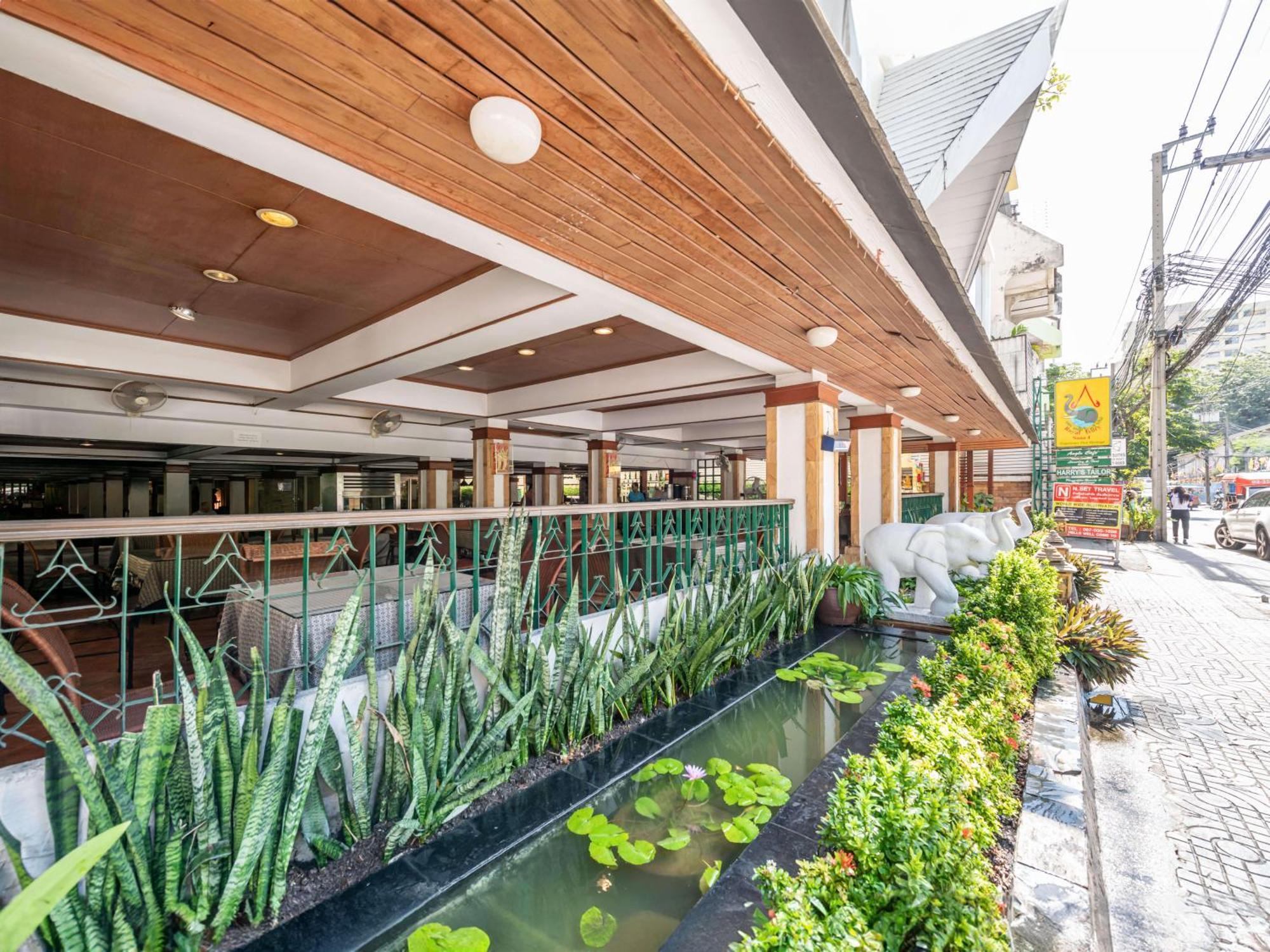 Royal Ivory Sukhumvit Nana Hotel Bangkok Exterior photo