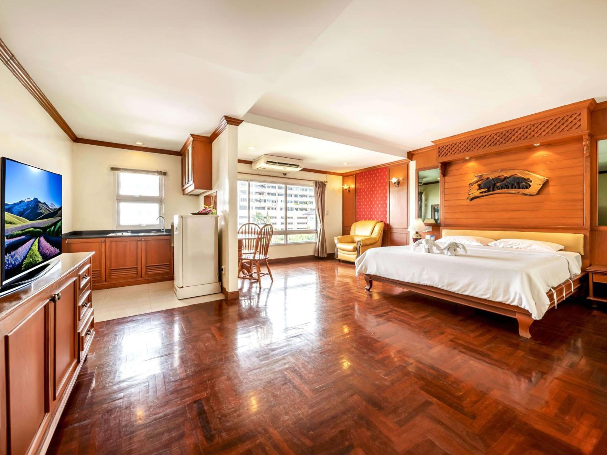 Royal Ivory Sukhumvit Nana Hotel Bangkok Exterior photo